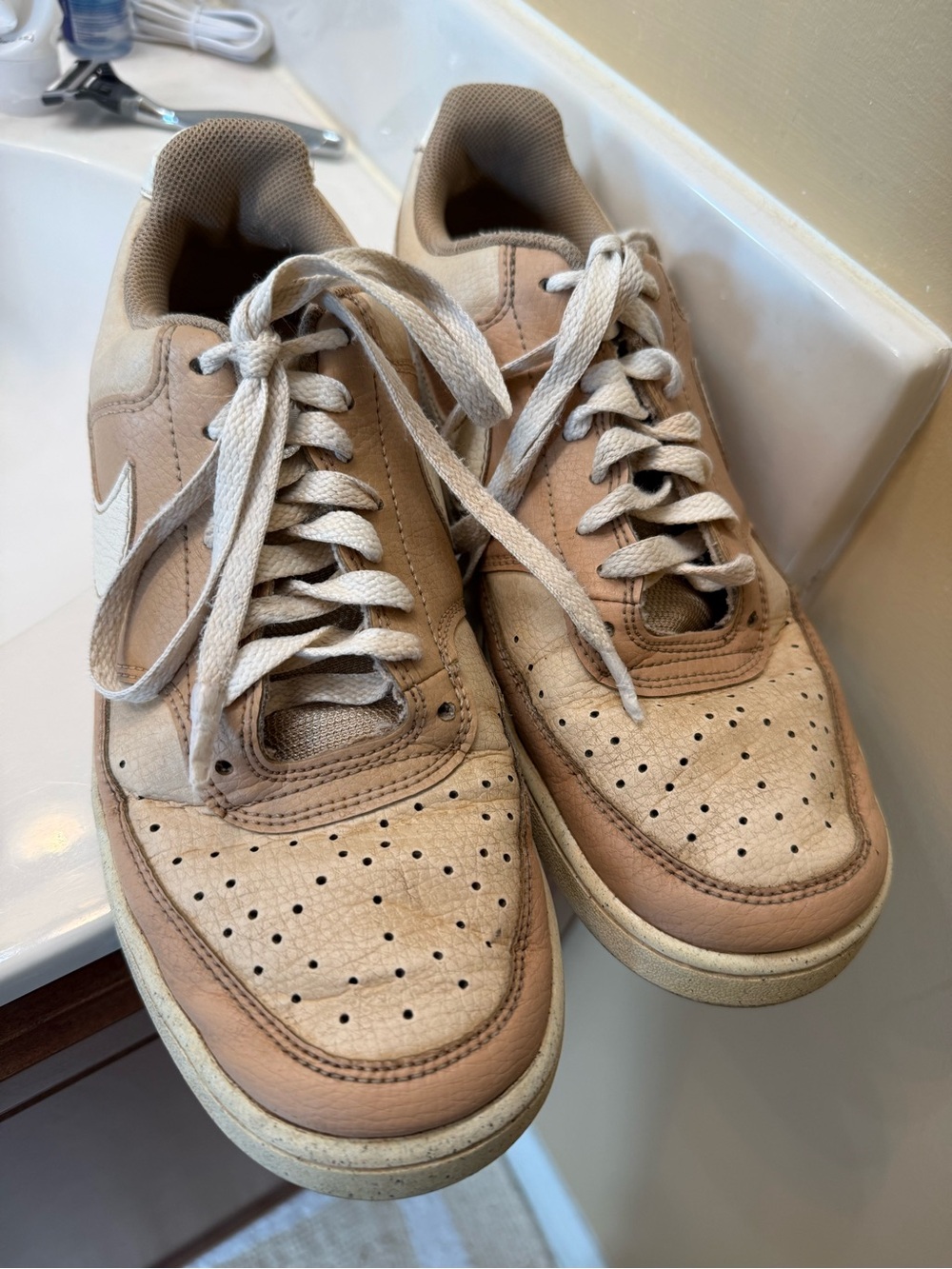 Nike Men's Low-Top Sneakers in Beige and Cream